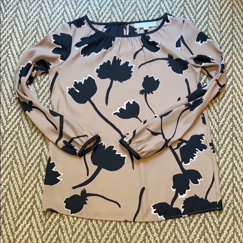 Super flattering floral print LOFT top